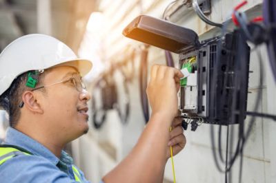 How to Decide Between Mobile Broadband and Fiber for Your Home